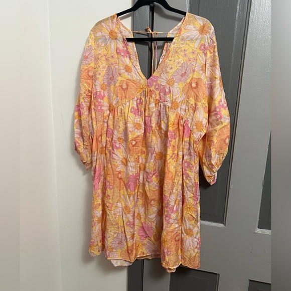 H&M Mini floral dress with V-neckline, long sleeves, and elasticated cuffs - Picture 4 of 7